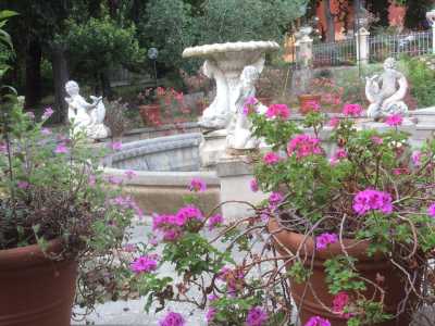 La fontana pi� importante di villa Larocca, a ridosso della voliera